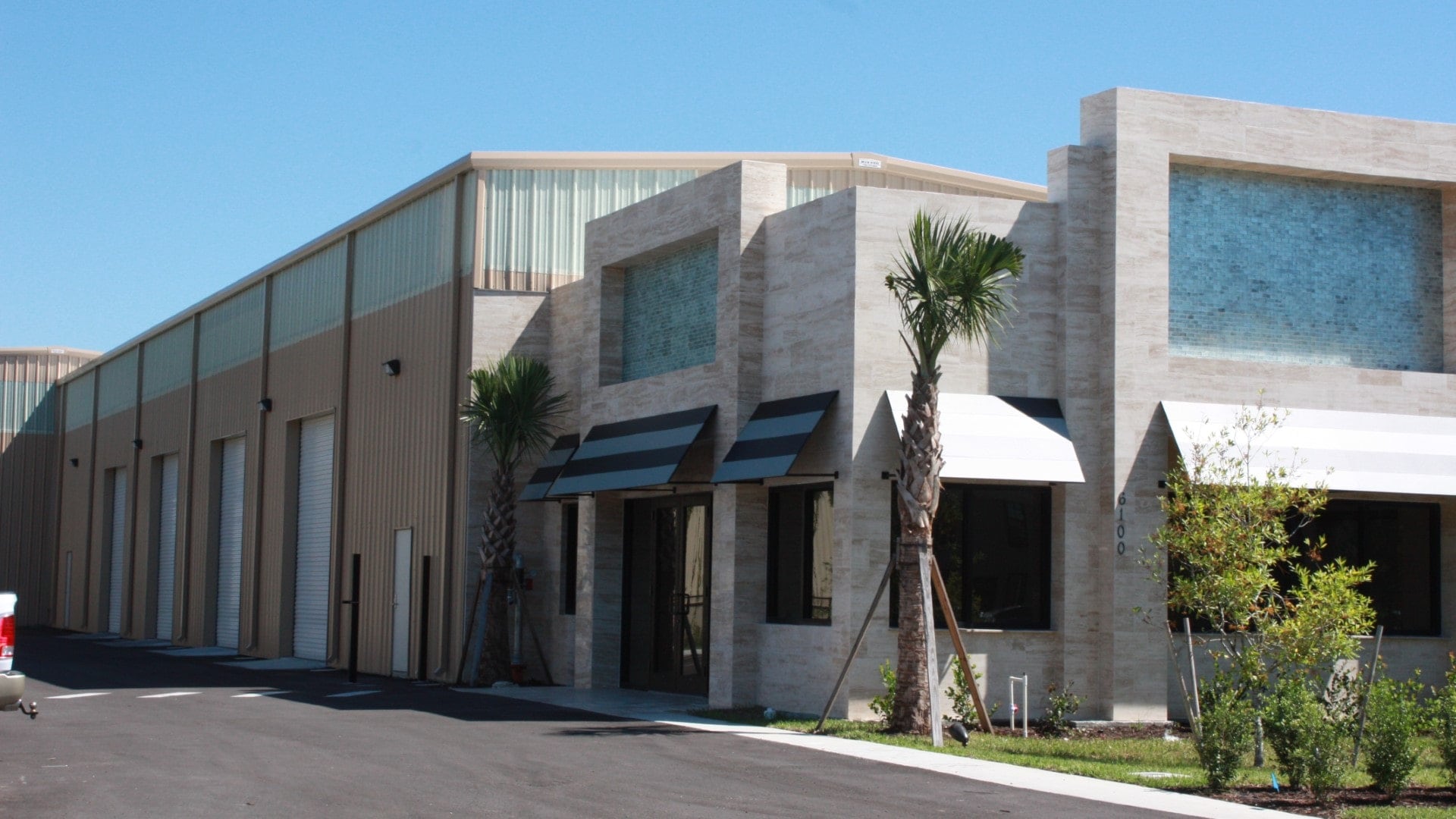 Pre-engineered Retail Metal Building Showroom