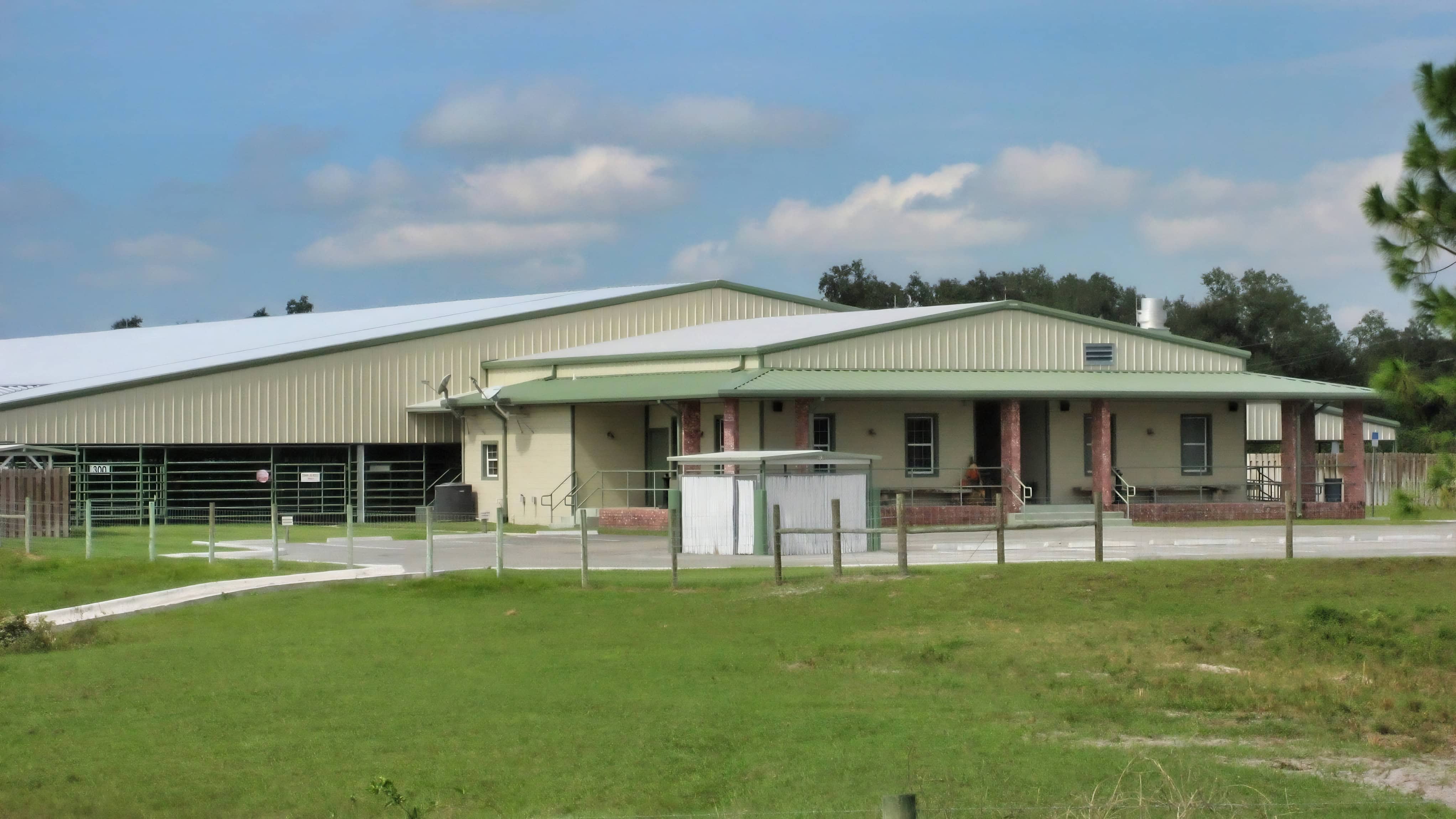 Commercial I-beam Metal Barn for Livestock